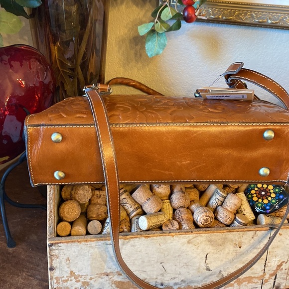 Patricia Nash tooled leather satchel/crossbody - Picture 3 of 7